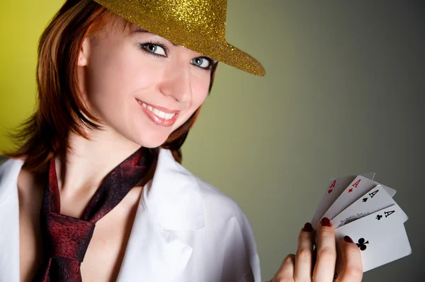 Mujer joven en sombrero con tarjetas —  Fotos de Stock