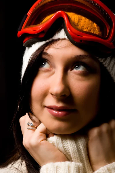 Niedliche Frau mit weißem Pullover und Snowboardmaske — Stockfoto