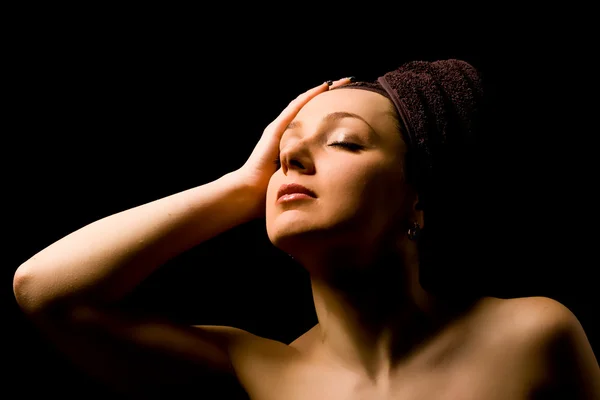 Kvinna med handduk på huvudet — Stockfoto