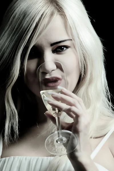 Şampanya Kadehi ile seksi kadın — Stok fotoğraf