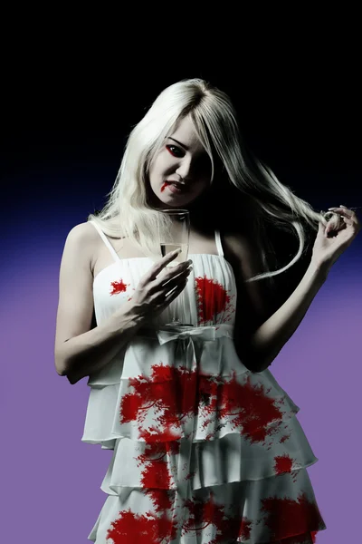Foto Von Mädchen Mit Kleid Voller Blut — Stockfoto