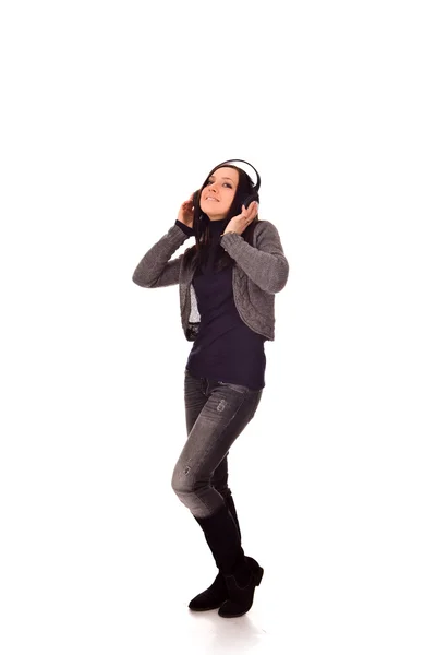 Mulher bonito ouve música com fones de ouvido — Fotografia de Stock