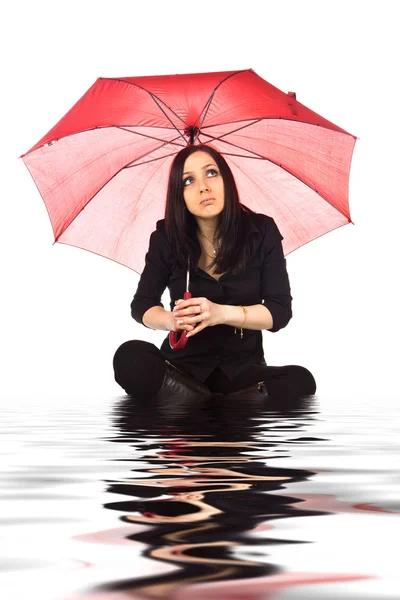 Photo Une Femme Assise Dans Eau Avec Parapluie — Photo