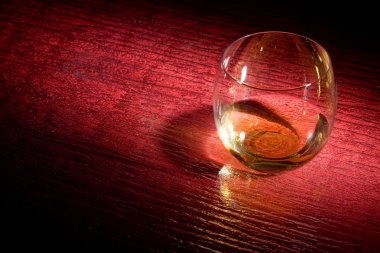 Kırmızı glasstable viskiyle fotoğrafı