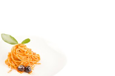 spaghetti with olives and tomatoesauce