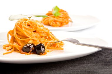 spaghetti with olives and tomatoesauce clipart