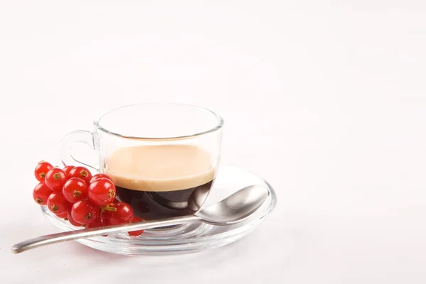 Espresso kahve ile beyaz zemin üzerine üzümü — Stok fotoğraf