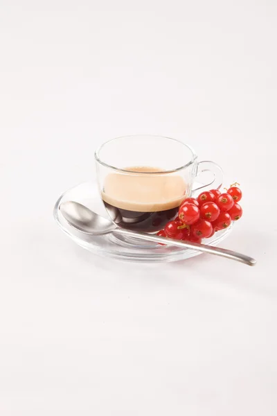 Foto Van Espresso Met Bessen Glas Cup Witte Geïsoleerde Achtergrond — Stockfoto