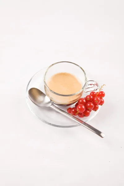 Кофе эспрессо с смородиной на белом фоне — стоковое фото
