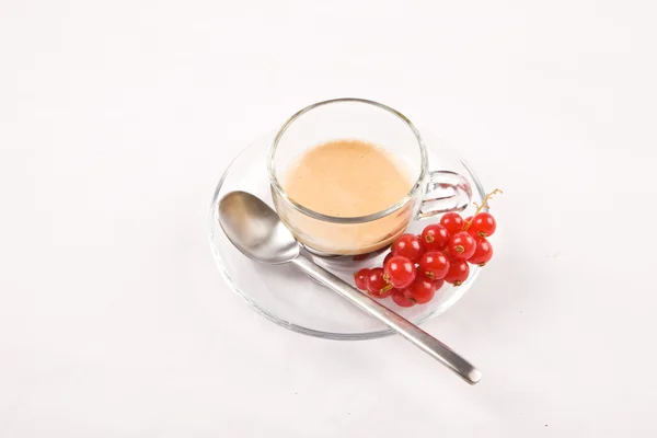 Café expresso com groselha sobre fundo branco — Fotografia de Stock