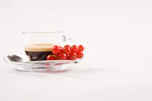 Espresso Caffè con ribes su fondo bianco — Foto Stock