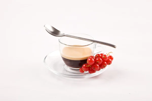 Espresso kahve ile beyaz zemin üzerine üzümü — Stok fotoğraf
