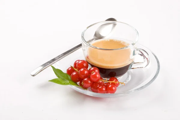 Espresso-Kaffee mit Johannisbeere auf weißem Hintergrund — Stockfoto