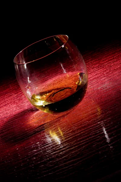 Whiskey su glasstable rosso — Foto Stock