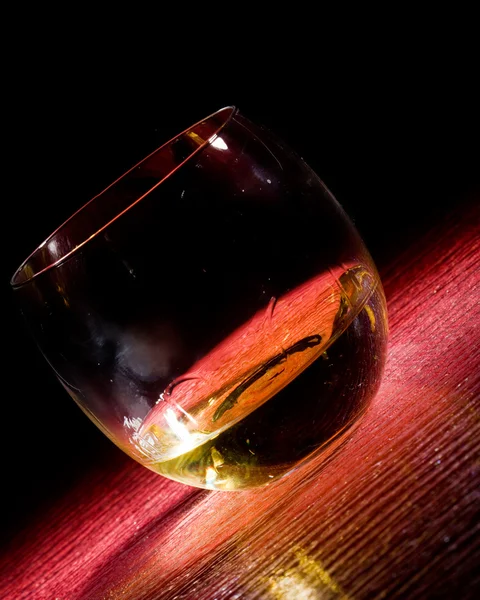 ウィスキーの赤い Glasstable の写真 — ストック写真