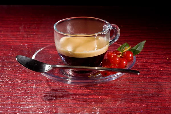 咖啡与葡萄干红 Glasstable 上的照片 — 图库照片