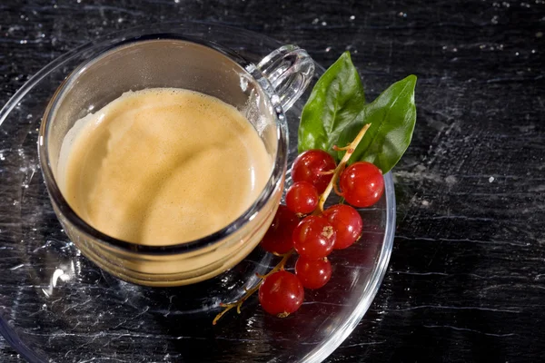 Foto Van Espresso Koffie Met Krenten Zwarte Glasstable — Stockfoto
