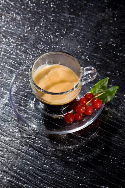 Photo Espresso Coffee Currants Black Glasstable — Stock Photo, Image