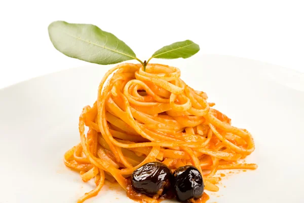 Спагетти Оливками Помидорами — стоковое фото
