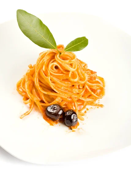 Spaghetti with olives and tomatoe sause - Pasta alla Puttanesca — Stock Photo, Image