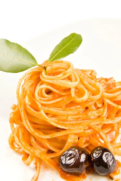 Spaghetti z oliwkami i pomidor sause - makaron alla jak usmażyć — Zdjęcie stockowe