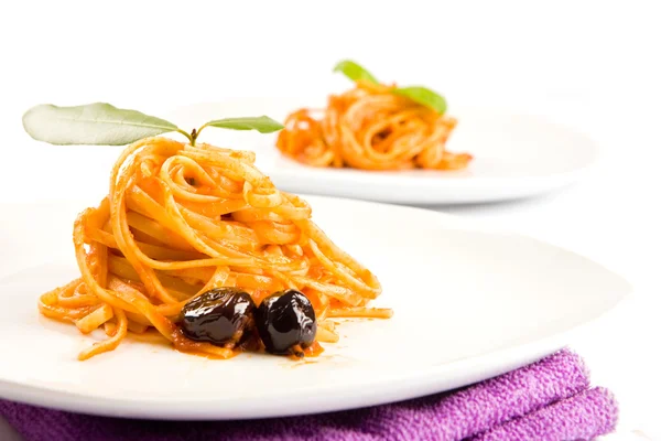 Spaghetti Mit Oliven Und Tomatensauce — Stockfoto