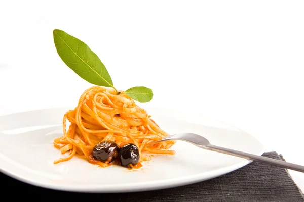 Spaghetti Oliwek Tomatoesauce — Zdjęcie stockowe