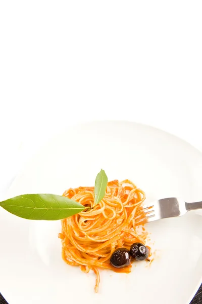 スパゲッティ オリーブとトマト添えパスタ アッラ プッタネスカ — ストック写真