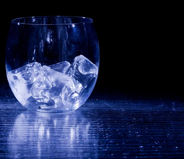 Glas mit Eiswürfeln — Stockfoto