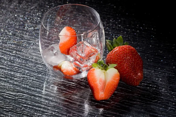Strawberries on ice - Cocktail Dessert — Stock Photo, Image