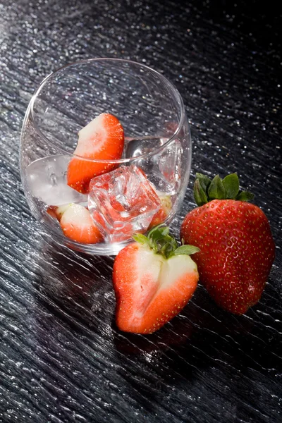 Photo Delicious Red Strawberries Ice Cubes — Stock Photo, Image