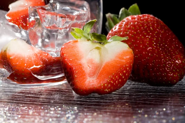 Foto Von Köstlichen Roten Erdbeeren Auf Eiswürfeln — Stockfoto
