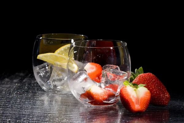 Foto Von Frischen Erdbeeren Und Zitronen Auf Eiswürfeln — Stockfoto