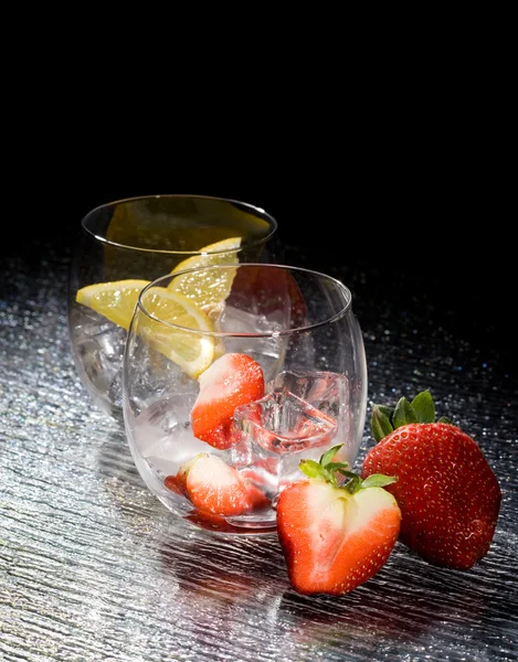 新鮮なイチゴとアイス キューブ上のレモンの写真 — ストック写真