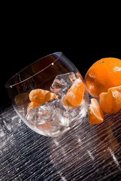 Mandarijnen op ijs - cocktail dessert — Stockfoto