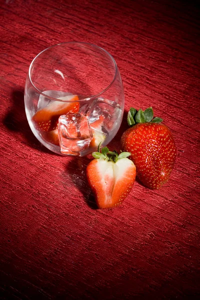 빨간 배경-칵테일 디저트에 얼음 딸기 — 스톡 사진