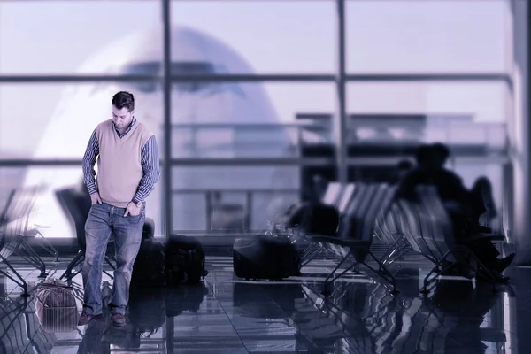 Hombre Está Esperando Con Bolso Terminal Del Aeropuerto Para Vuelo — Foto de Stock