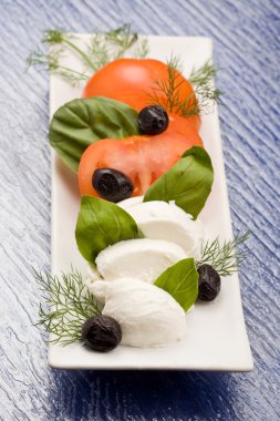 domates mozzarella salatası