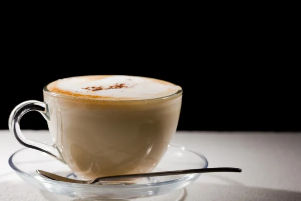 Cappuccino na bílém stole — Stock fotografie