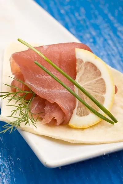 Aperitivo sándwich de atún —  Fotos de Stock