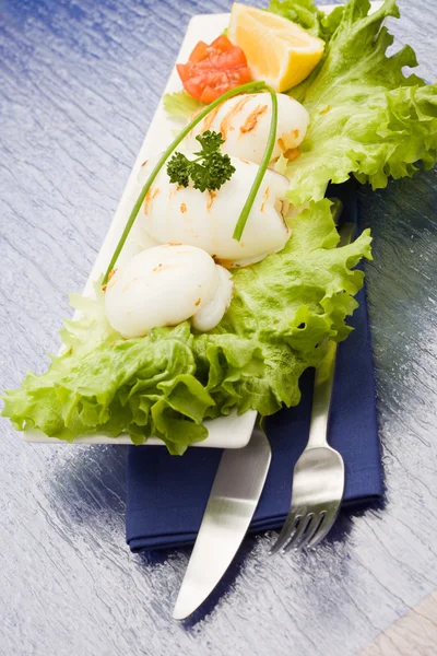 Tintenfisch mit Salat auf blauem Glasboden — Stockfoto