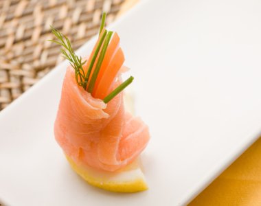 gerookte zalm rollen met tomaten