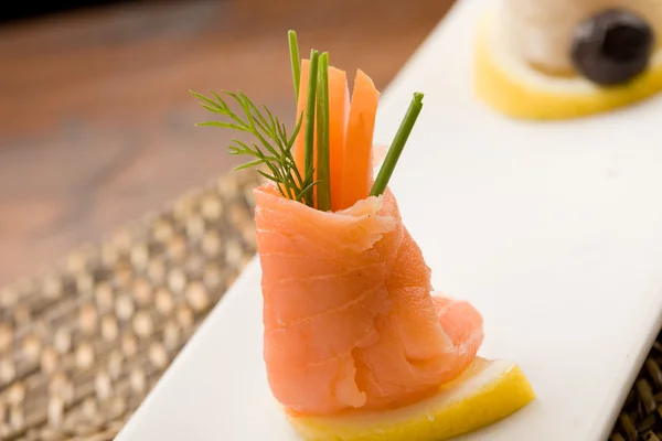 Rolos de salmão defumado com tomates — Fotografia de Stock