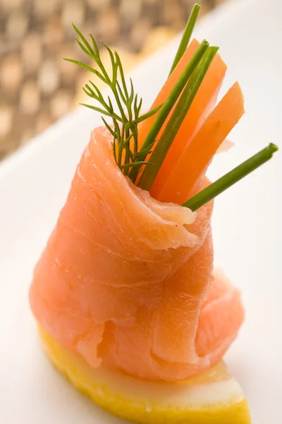 Rollos de salmón ahumado con tomates — Foto de Stock