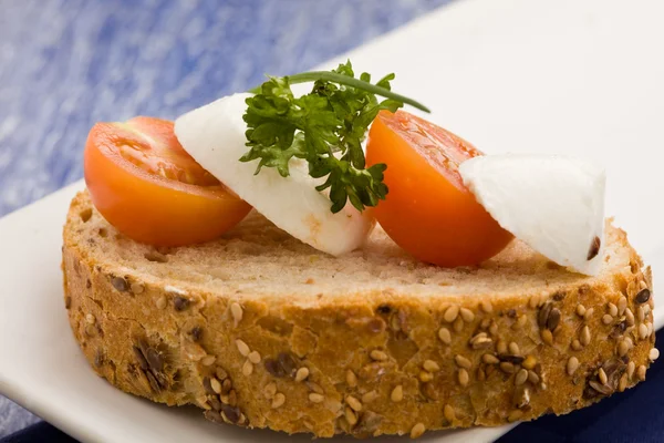 Sanduíche com tomate e mussarela — Fotografia de Stock