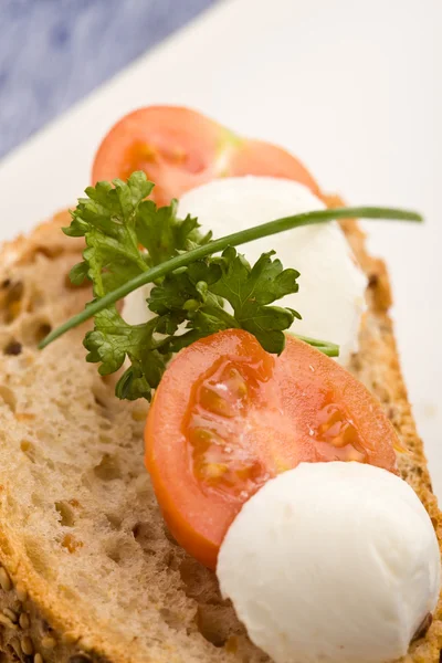 Sandwich met tomatoe en mozzarella — Stockfoto