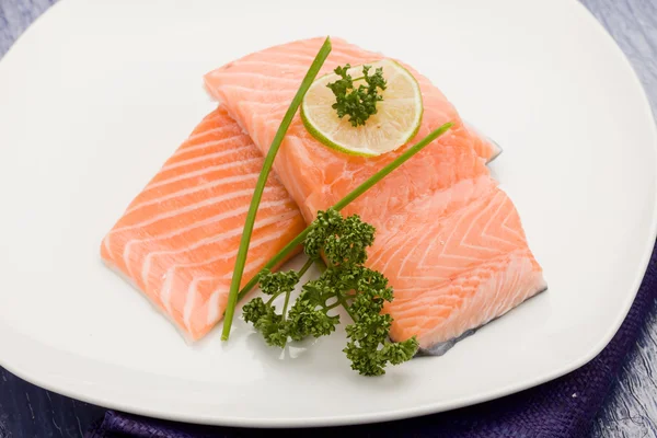 Filete de salmón con lima —  Fotos de Stock