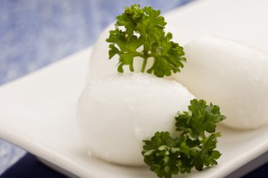 Mozzarella peyniri, maydanoz ile