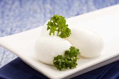 Mozzarella peyniri, maydanoz ile