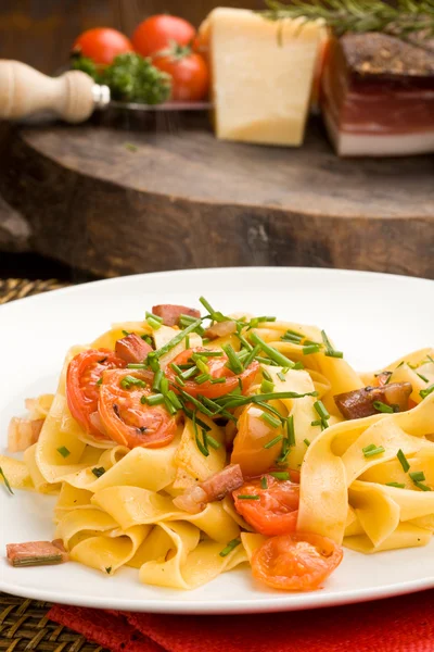 Pasta con pancetta e pomodori — Foto Stock